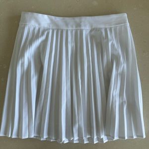 Aritzia Sundeh White Pleated Tennis Skirt, size 6